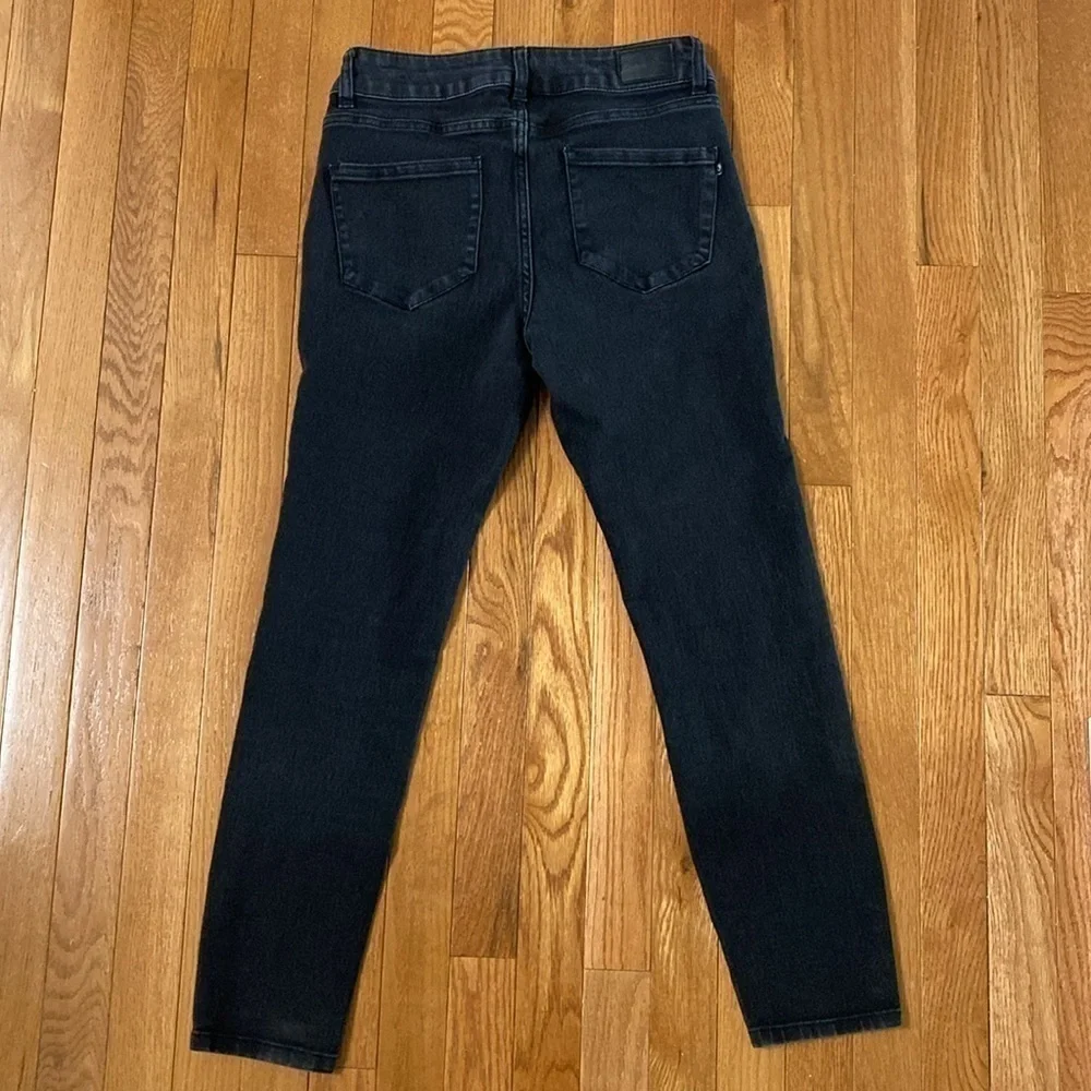 Tahari cropped skinny jeans size 4/27 black wash